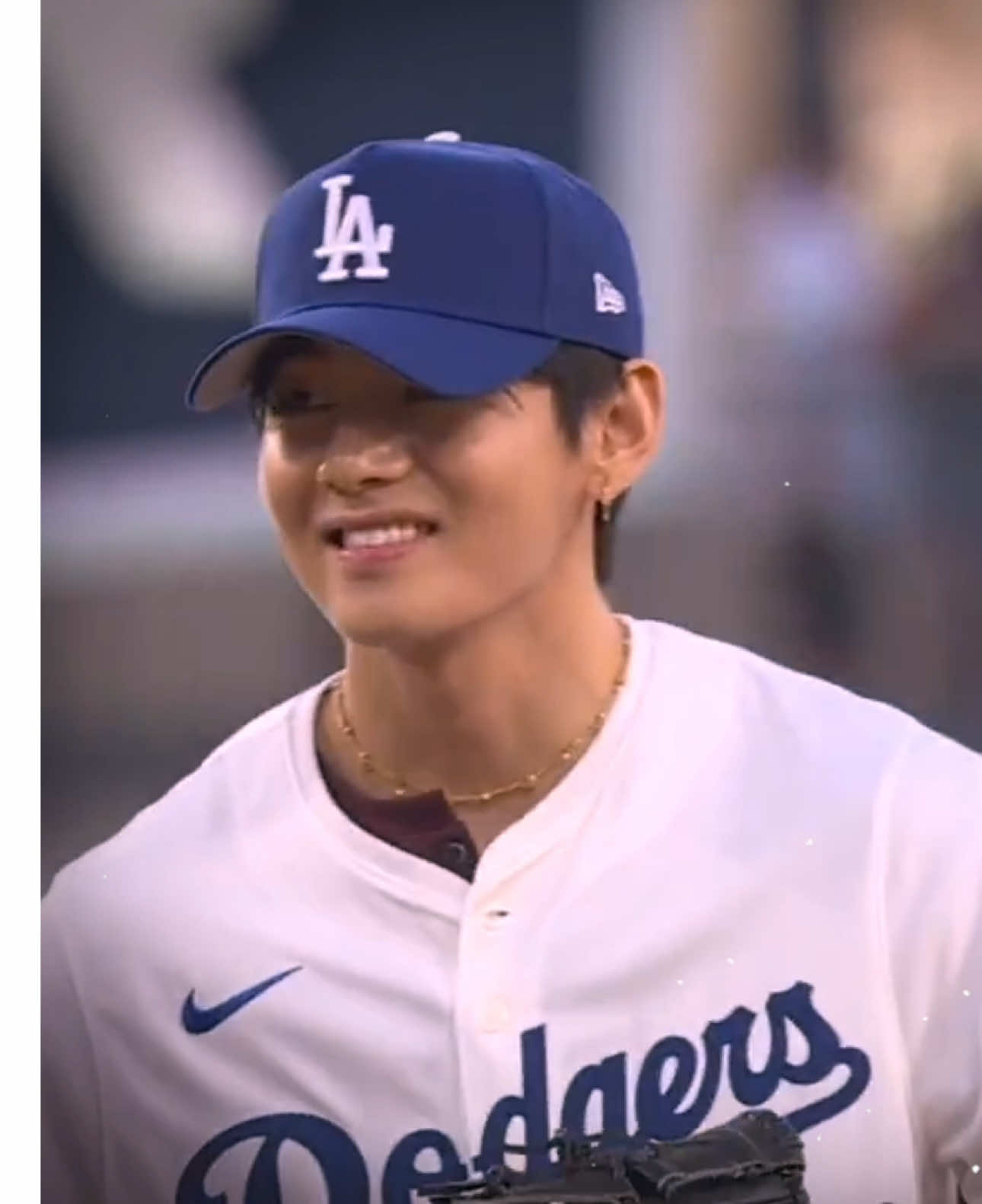 Kim Taehyung throws a STRIKE for his Dodgers first pitch 💙🌟 #xybca #fyp #parati #kimtaehyung #taehyung 
