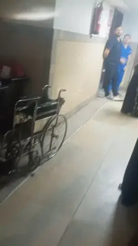السلام عليكم اول مره انزل حاجه زاي كده بس امي بتموت ومفيش ب ايدي حاجه تانيه اعملها غير كده  اول امبارح موفق يوم السبت بتاريخ 2025/8/23 الساعه اثنين بليل ودينا امي معهد الاورام عشان بتعاني من ورم في عنق الرحم وامي كانت بتموت ب معنا الكلمه دخلنا قسم الطوارئ بكرت المدبعه بتاع امي وخدو منها عينه دم عشان يعملولها تحليل ودخلونا اوضه النساء عشان تعلق محليل ويعملو مع امي الازم بس والله العظيم قعدنا ف اوضه النساء من الساعه اتنين وربع لحد الساعه اربعه اله خمس دقيق ولا ممرض دخل ل امي يركبلها محلول أو حتي يشوف الحاله ولا سالو فينا لحد فين وفين لما ممرض دخل بصدفه شاف حاله امي وراح يصحي حد من التمريض قلولو روح اهتم بيها انت واخر قلت ادب ووقحه وقلت اهتمام زاي محضرتكم  شايفين وفي الاخر علقو المحليل وقعدنا استنينا نتائجه التحليل طلعت أن امي مفيش دم في جسمها ومحتاجه نقل دم ومفيش ف المعهد فصيلة دم امي قولتلهم خدو مني انا وادوها قالولي تعالي الساعه تسعه صباحا وحاله امي متسمحش أن امي تستنا ولو لدقيقه واحده وف الاخر مشينا زاي مجينا  روحنا المعهد تاني النهارده يوم الاتنين بتاريخ 2025/8/25 الساعه عشره ونص مساء متحولين من مستشفي ف صفط اللبن علشان امي محتاجه ل رعاية مركزه ضروره عشان جسم امي زاي مقولت لحضراتكم مفوش دم والضغط والسكر والانيميا ف جسمها مش متظبطين خالص  دخلنا الطوارئ في المعهد ودخلنا اوضه النساء تاني علقو المحليل عشان النزيف اللي عند امي يقف في بوري ل الممرض التحويل أن امي لازم تتحجز ودخش عنايه مركزه فورا مسك الورقه ب كل سخريه ووقحه وقالي انتي لو وريتي الورقه اللي انتي جيبها دي ل عامل نظافه هيتف عليها وقام رامي الورقه ف الارض وفضل يضحك مع صحبه اللي موجود معاه ف الفيديو بقول لصاحبه امي بتموت حرام عليكم اعتبرها زاي امكم رد عليا وقالي واحنا مالنا متموت بتدعي علينا ليه وكل ده متصور ف كاميرات مراقبه بتاعت المعهد  وراجل الأمن طلع يجري عليا ومسك ايدي وكان عايز يضربني وف الاخر اخد التلفون مني ودخلوني اوضه رجال الأمن بتاع المعهد لحد ما امين شرطه جي يحقق معايا انا بس وفضل يتكلم معايا ويقول الفيديوهات والتصوير مش هينفعوكي ب حاجه لو نزلتيهم هنقول أن انتي بتصوري علشان عايزه تفجري المعهد الاورام وكلام كتير انتي مش قدو وخد التلفون من الأمن وقالو امسح الفيديوهات من علي التلفون واي حاجه تجيب ضرر ل المدام امسحو ومجبش حتي الممرض عشان يحقق معاه أو حتي يشوف مين الغلطان فينا انا مش طلبه مساعده ماليه من حد كل اللي انا طلبه كلامي يوصل ل وزاره الصحه المصريه وزاره الداخليه ارجوكم اعتبروها ولددكم وشيرو الفيديو علا وعسى كلامي يوصل وامي تتعالج وترجع كويسه إن شاء الله لو 50 ف المئه بس تتعالج  كلام كتير اوي كنت عايزه اقولو بس مش هطول ع حضراتكم اكتر من كده  شيرو البوست عشان يوصل ل اي حد يساعد امي💔 #وزارهالصحه 