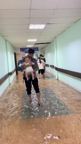 4h sáng tại nhi tw , cái cảm giác của những người làm cha làm mẹ đều phải trải qua 😒😒😒 “ mưa ngập cả  trong viện “#xuhuongtiktok #xâykenhtiktok 