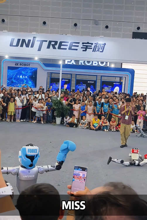 Fuuny robot 🤣🤣 #funny #funnyvideos #robot #funnyfail #usa #foryou #fyp #viralvideo #funnytiktok #funnymoments 