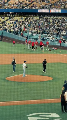 KIM TAE HYUNG JUST THREW OUT THE FIRST PITCH AT DODGERS STADIUM  Kerenn ayang akuu🔥🥰🥰#taehyung #kimtaehyung #Vbts 
