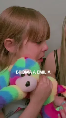 BROMA A EMILIA: le hago creer que vendemos sus juguetes para financiar su fiesta de cumpleaños número 5. #broma  #niños #gracioso #ventadejuguetes #emi 