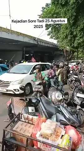 Mobil dinas dirusak pendemo di gedung DPR RI #kisru #demo#bubarkandpr 