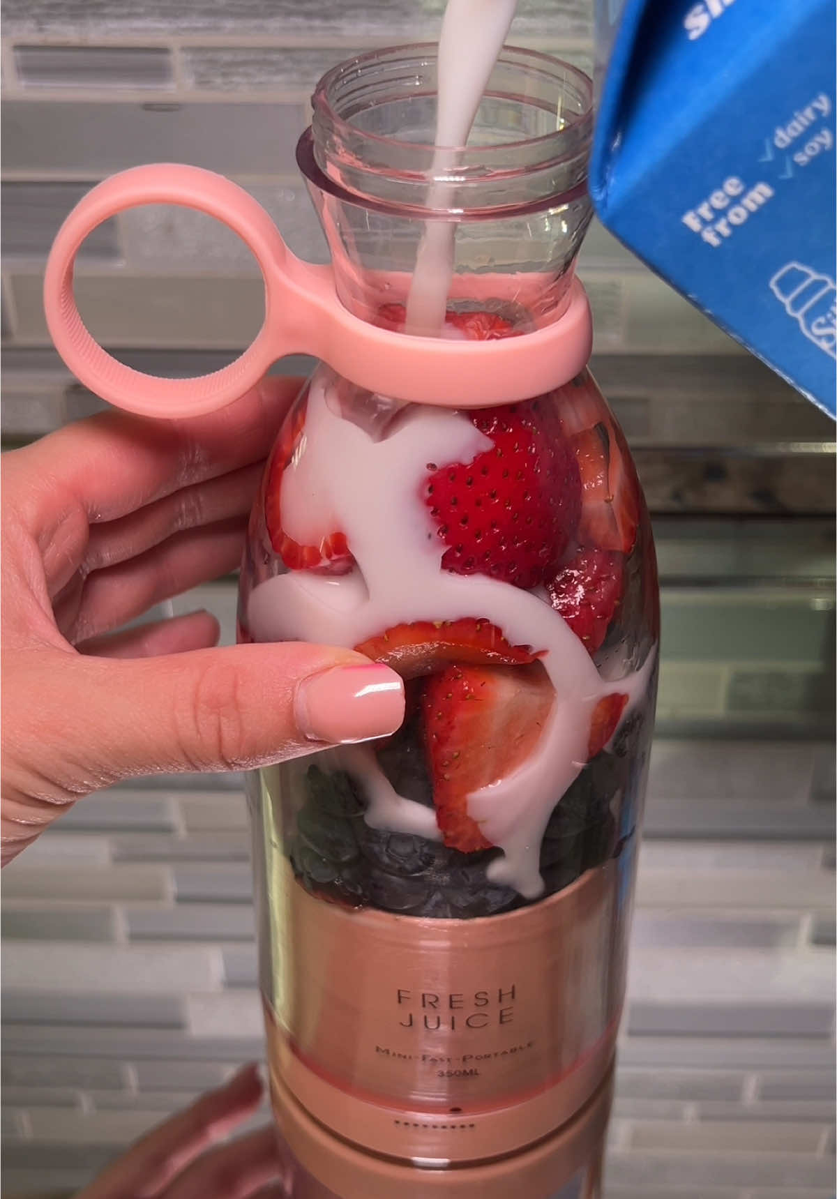 Strawberry Blueberry 🍓🫐 #freshjuice #smoothie #milkshake #portableblender #miniblender #blenderbottle #foryoupage 