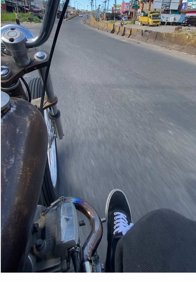 berangkat ngantor #ftw #chopperlife #chopperindonesia #chopper #forevertwowheels  