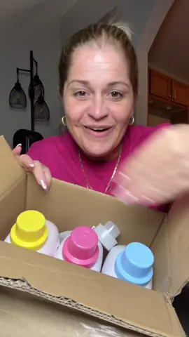 ¿Tú sabías que Yass Clean (Jazz) sacó la línea completa para la lavandería? 🧺✨ Viene el detergente + suavizante + bolitas aromáticas y huelen divino. Yo pedí el Cherry Blossom y dejó mi ropa suavecita y con un aroma riquísimo. Cada pomo es grande 1.5 L y rinde hasta 32 lavadas aprox. Ideal para sábanas, toallas y la ropa de diario. Si prefieres otro olorcito, hay más fragancias según disponibilidad. Toda la info y el enlace está arriba de mi nombre. #MiHogarActivo #TikTokShop #YassClean #Lavandería #Detergente       
