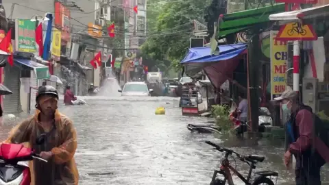 Hà Nội: Nắp thùng xốp đã được ném thẳng vào oto.... Video Toàn Vũ (Báo Xây dựng)#xuhuongtiktok #ngaplut #hanoi 