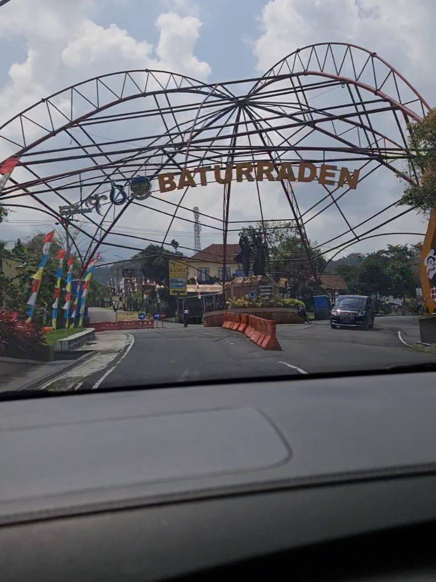 Atiek CB Lewati Baturaden sebelum ke Stasiun Purwokerto.. Ga sempat turun karena waktunya mepet banget #ukkecrochet #atiekcb #baturaden #penyanyi #purwokerto 