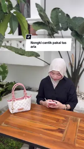 Nongki cantik pakai tas cantik dari Haruka🫶🏻💗✨ #tascantik #taswanita #tasharuka #tasmurahberkualitas #slingbaglucu #taslucu #tasselempangwanita 