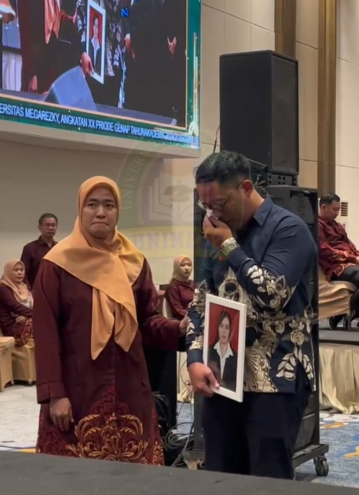 Hari ini bukan hanya tentang kelulusan, tetapi tentang cinta dan doa yang tak pernah putus.  Seorang adik berdiri mewakili almarhum kakaknya dalam prosesi wisuda Universitas Megarezky Angkatan XX Periode Genap 2024/2025.  Meski sang kakak telah tiada, toga ini menjadi simbol perjuangan, pengorbanan, dan mimpi yang tetap hidup.  Selamat, kak. Gelar ini untukmu. Doa kami selalu bersamamu 🕊️💐 #WisudaUNIMERZ #profesiapoteker #MomentWisuda #unimerz #buildthefuture 