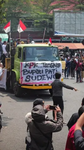 Bupati Pati Sudewo, tampak makin tertekan. Warga Pati tetap tak kendor dengan melengserkan Sudewo . Momen yang sama,  KPK  memanggilnya terkait kasus dugaan korupsi proyek jalur kereta api (KA). KPK memanggil lagi Sudewo untuk diperiksa Selasa ini.. Sudewo awalnya dipanggil KPK pada Jumat (22/8). Namun, Sudewo tidak hadir dengan alasan ada agenda lain. Sebagai informasi, KPK memanggil Sudewo sebagai saksi kasus dugaan korupsi proyek rel KA. Sudewo menjabat anggota Komisi V DPR saat proyek tersebut berlangsung. Juru bicara KPK, Budi Prasetyo, mengatakan Sudewo diduga menerima commitment fee dari pembangunan jalur kereta api saat menjabat anggota DPR. Dia menyebutkan KPK akan mendalami terkait commitment fee tersebut kepada Sudewo. Aliansi Masyarakat Pati Bersatu menggelar aksi damai mengirim surat ke KPK dari kantor Pos Pati. Mereka meminta KPK menangkap Bupati Sudewo. Massa mulai memadati depan posko donasi yang ada di depan kantor Bupati Pati pukul 08.00 WIB. Mereka berkumpul di depan posko. Terlihat juga ada armada truk yang terparkir di depan posko. Ada sejumlah spanduk yang bertuliskan agar KPK RI segera menangkap Bupati Pati Sudewo karena diduga melakukan korupsi proyek jalur kereta api. Sejumlah personel polisi juga tampak mengamankan aksi damai hari ini. Tenda polisi terlihat berdiri di sebelah posko donasi Aliansi Masyarakat Pati Bersatu. Rencana aksi damai ini ini, massa berkumpul kemudian berjalan kaki menuju kantor Pos Pati yang ada di jalan Jenderal Sudirman. Mereka berencana ramai-ramai mengirim surat kepada KPK RI. Sebelumnya, Korlap Aliansi Masyarakat Pati, Bersatu, Teguh Istiyanto. Menurutnya aksi rencana yang akan digelar besok pagi bukan demo, melainkan aksi solidaritas warga mengirim surat yang ditujukan KPK RI. Baca selengkapnya di www.surabayapagi.com #berita #beritahariini #beritaviral #fyp #pati