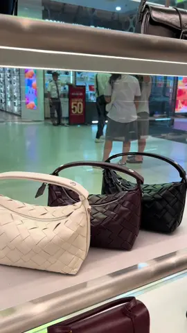 Unboxing mẫu túi C&K NEW của nhà charles&keith ạ ☎️Zalo 0965860553 #CharlesKeith_VN #CapCut #vanhanhmall #xuhuong #new          