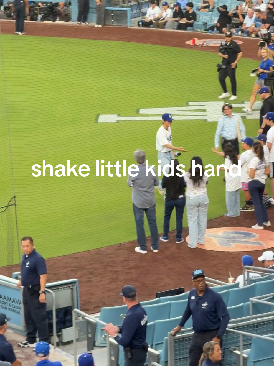 kim taehyung shake kids hand and hug lucky girl omgg  #kimtaehyung #taehyung #vbts #armybts #baseball 