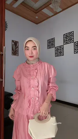 Pake oneset dari @Ayucitra Fashion lucuuk bangett makin anggunly