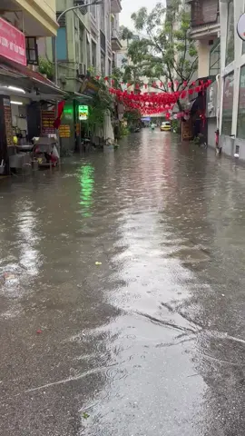 Tràng Thi ngay bây giờ😂 Vịnh Hội Vũ luôn các bác ơi, Mai nếu mưa to như thế này các bác đừng đến sớm quá nhé, ảnh hưởng sức khoẻ đó ạ. Cảm ơn các bác #54ATrangThi #vivian_coffe 