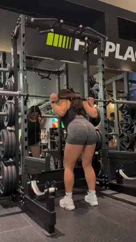#gymoutfit #fypシ゚viral #gymmotivation #outfitolahraga #legday 