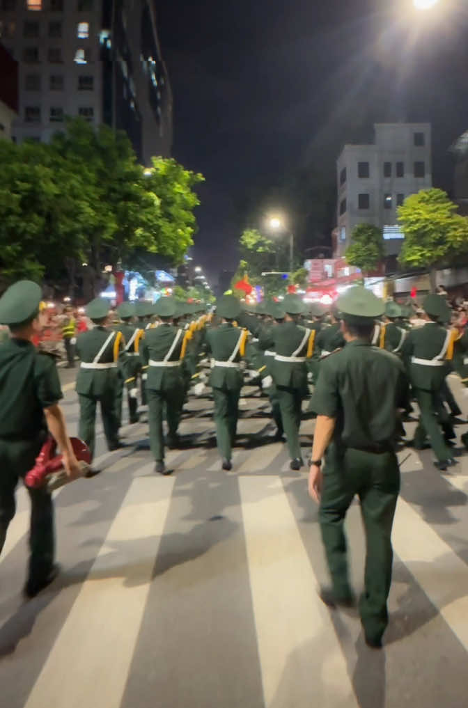 Khối sĩ quan Biên phòng tiến bước trong vòng tay yêu thương của nhân dân. Bản thân em có cơ hội được đi sau các anh nên mới thật sự cảm nhận rõ niềm xúc động khi chứng kiến bà con hò reo, cổ vũ nhiệt tình đến nhường nào. Nhờ sự động viên đầy tình cảm nên các chú Bộ đội đã quên hết những lúc huấn luyện vất cả, gian khổ như nào. Xin chân thành cảm ơn bà con đã luôn yêu thương và ủng hộ các khối ạ🥰💚 #khoibienphong #A80 #bienphongvietnam #bộđộibiênphòng #quandoinhandanvietnam 