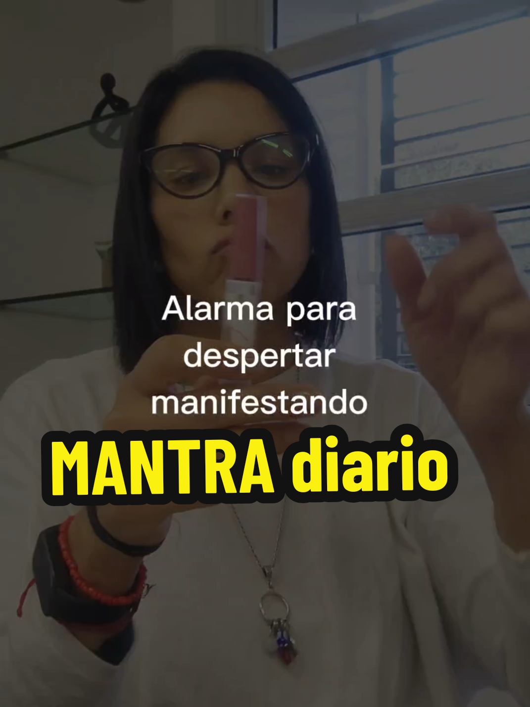 🌌 Manifestar no es un juego de deseos. Es un acto de conciencia. Manifestar es reconocer que sos creadora de tu realidad. Es elegir tus pensamientos, tus emociones y tus acciones con intención. Es dejar de vivir en automático… y empezar a vivir en conexión. 💫 Manifestar no es “esperar que algo pase”. Es activar tu energía, confiar en tu visión, y sostenerla con amor y coherencia. Es recordar que no estás sola: el universo siempre responde a lo que emanás. ✨ Y cuanto más clara estás… más poderosa es tu manifestación. Por eso creé la Guía de Manifestación, una herramienta para que dejes de postergar tu magia y empieces a manifestar desde la confianza, no desde la ansiedad. 👉 Si todavía no la tenés, escribime y te paso los detalles. Y si ya la tenés… usala, abrila, volvé a conectar. El poder está en vos. #CapCut #sincronicidad #manifestacion #energia 
