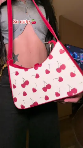 Tiene espacio es linda y hay muchos colores 😍 y buen precio #bag #cluci #shoulderbag 