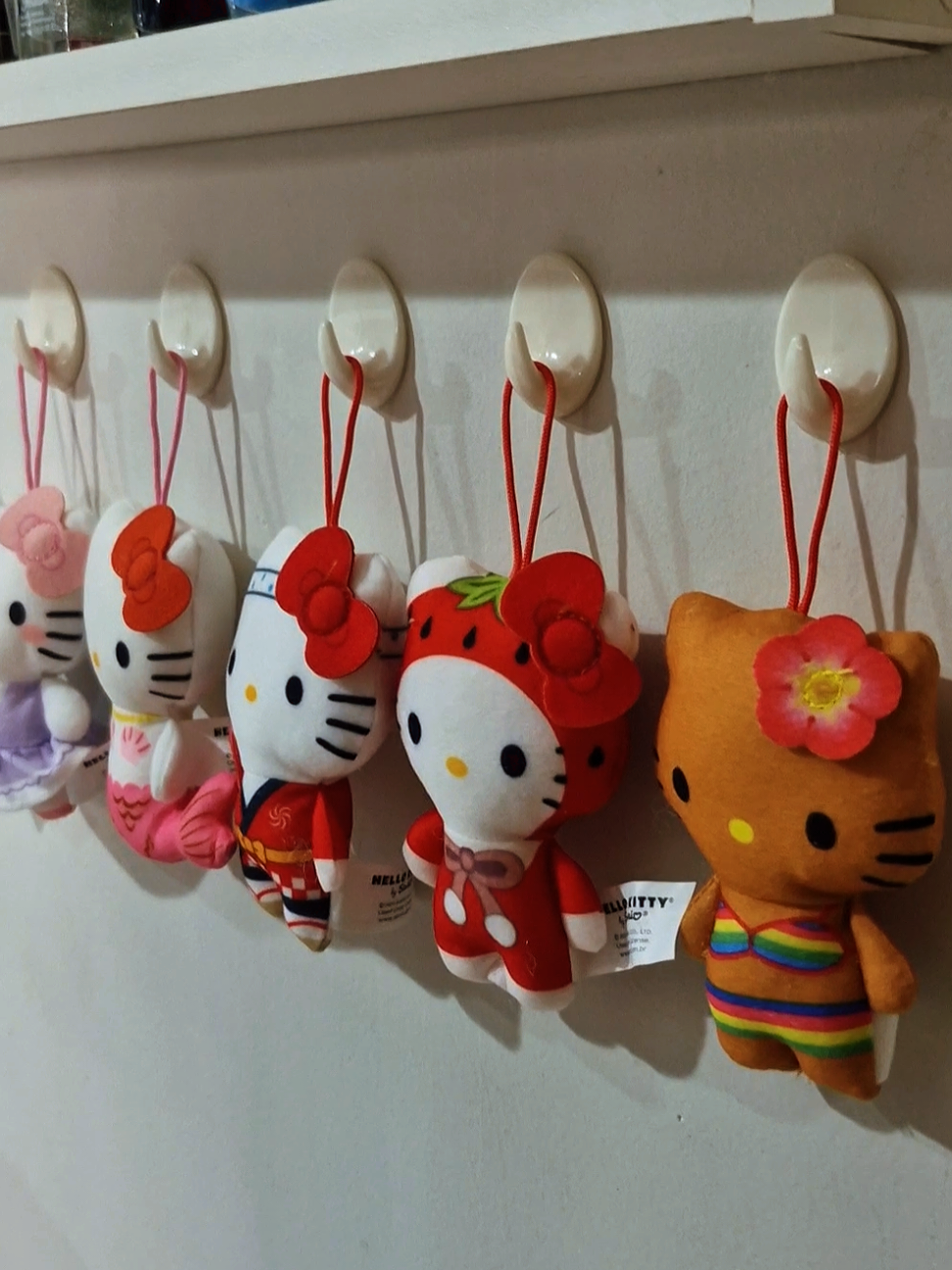 não resisti e quis deixar elas todas penduradinhas e organizadas. amei 🥹💖🤏🏼 #hellokitty no #McDonalds 