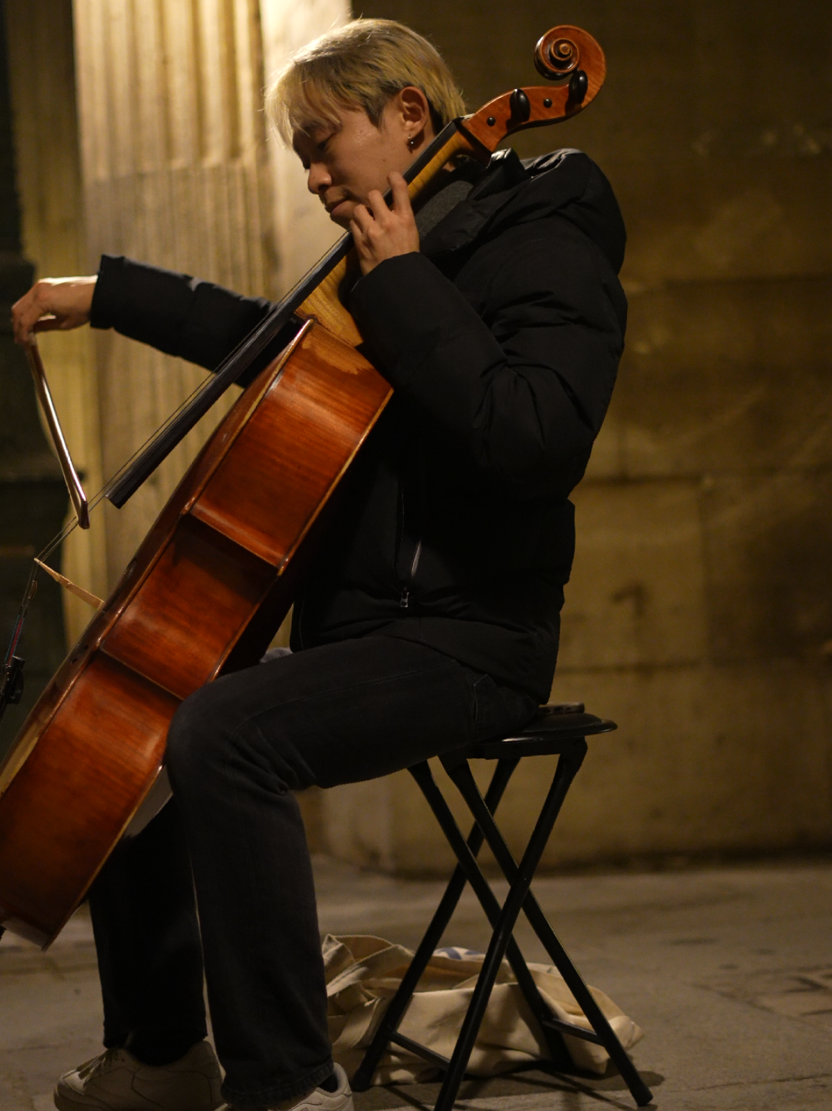 violinist in France in #louvremuseum this moment I wish I would have caught the whole performance on tape but it made me cry... it was magical with everything that was happening at the moment thank you mom for that moment in life i appreciate everything you have done for me..  #beautifulmoment #violinist #orchestra #fyp 