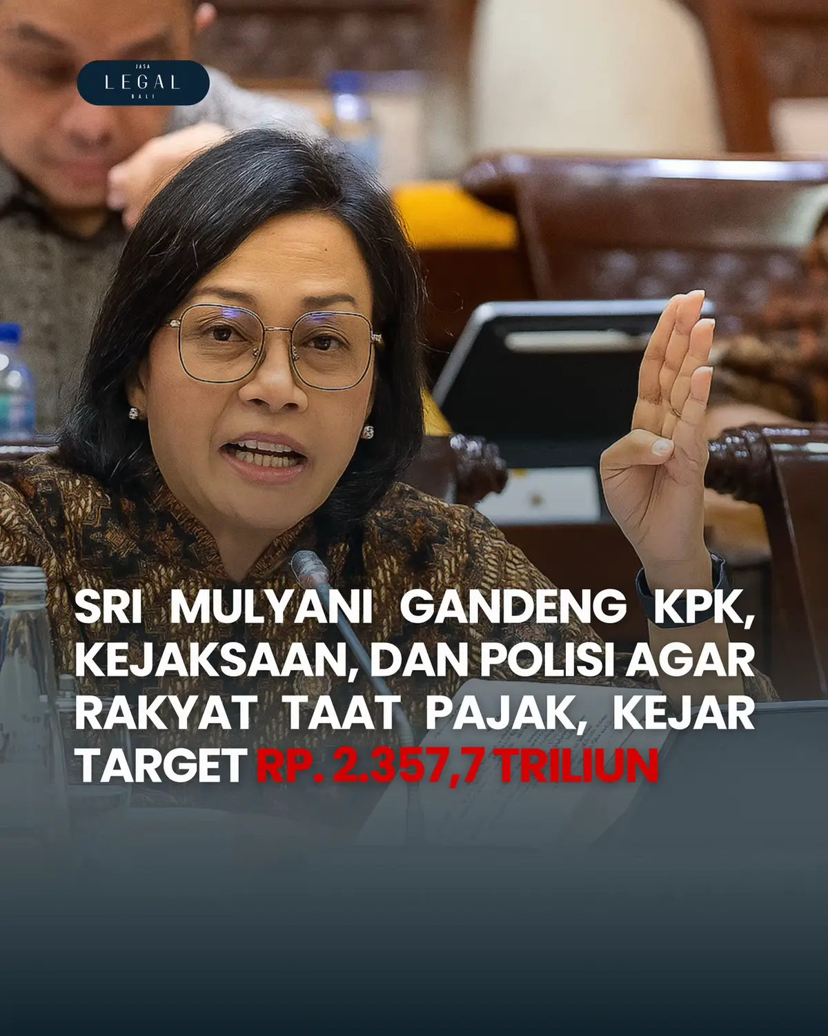 Menteri Keuangan Sri Mulyani Indrawati mengungkapkan bahwa Direktorat Jenderal Pajak (DJP) akan melibatkan aparat penegak hukum dalam upaya mengejar target penerimaan pajak sebesar Rp2.357,7 triliun pada Rancangan Anggaran Pendapatan dan Belanja Negara (RAPBN) 2026. Kerja sama ini dilakukan untuk memperkuat fungsi pengawasan, pemeriksaan, intelijen, hingga kepatuhan perpajakan. “Termasuk dalam hal ini Ditjen Pajak bekerja erat dengan aparat penegak hukum KPK, Kejaksaan, kepolisian, bahkan dengan NGO dalam rangka menciptakan informent yang kredibel dan reliable,” ujar Sri Mulyani dalam rapat kerja dengan Komisi XI DPR di Kompleks Parlemen, Jakarta, Jumat (22/8/2025). Target Penerimaan Pajak 2026 Sri Mulyani menjelaskan, target penerimaan pajak 2026 merupakan bagian dari target pendapatan negara sebesar Rp3.147,7 triliun, yang tumbuh 9,8 persen secara tahunan (yoy) dibanding outlook 2025. Untuk mencapainya, pemerintah menyiapkan sejumlah langkah reformasi, di antaranya: Penyempurnaan dan pengembangan sistem Coretax. Sinergi pertukaran data antar-kementerian, lembaga, dan stakeholder. Penerapan sistem pemungutan transaksi digital, baik domestik maupun internasional. “Rasio pendapatan negara diharapkan naik ke 12,24 persen terhadap PDB dan rasio pajak naik ke 10,47 persen,” jelasnya. Fokus Awasi Shadow Economy Selain itu, pemerintah akan fokus pada sektor-sektor dengan aktivitas shadow economy yang berpotensi besar menggerus penerimaan pajak. Aktivitas ini mencakup perdagangan eceran, usaha makanan dan minuman, perdagangan emas, hingga sektor perikanan. Fenomena shadow economy selama ini banyak dilakukan tanpa izin usaha, tidak tercatat dalam sistem, dan masih mengandalkan transaksi tunai sehingga sulit terpantau. “Pemerintah akan fokus mengawasi sektor-sektor dengan aktivitas shadow economy yang tinggi seperti perdagangan eceran, makanan dan minuman, perdagangan emas, serta perikanan,” tertulis dalam Buku II Nota Keuangan Beserta RAPBN 2026. Selain pengawasan, DJP juga melakukan canvassing aktif untuk mendata wajib pajak yang belum terdaftar. Pemerintah bahkan menunjuk entitas luar negeri sebagai pemungut PPN atas transaksi digital Perdagangan Melalui Sistem Elektronik (PMSE). Langkah-langkah tersebut diharapkan mampu mendorong pencapaian target penerimaan pajak 2026 sebesar Rp2.357,7 triliun atau naik 13,5 persen dibanding tahun sebelumnya. Sumber: INILAH.COM #tanyaparalegal #srimulyani 