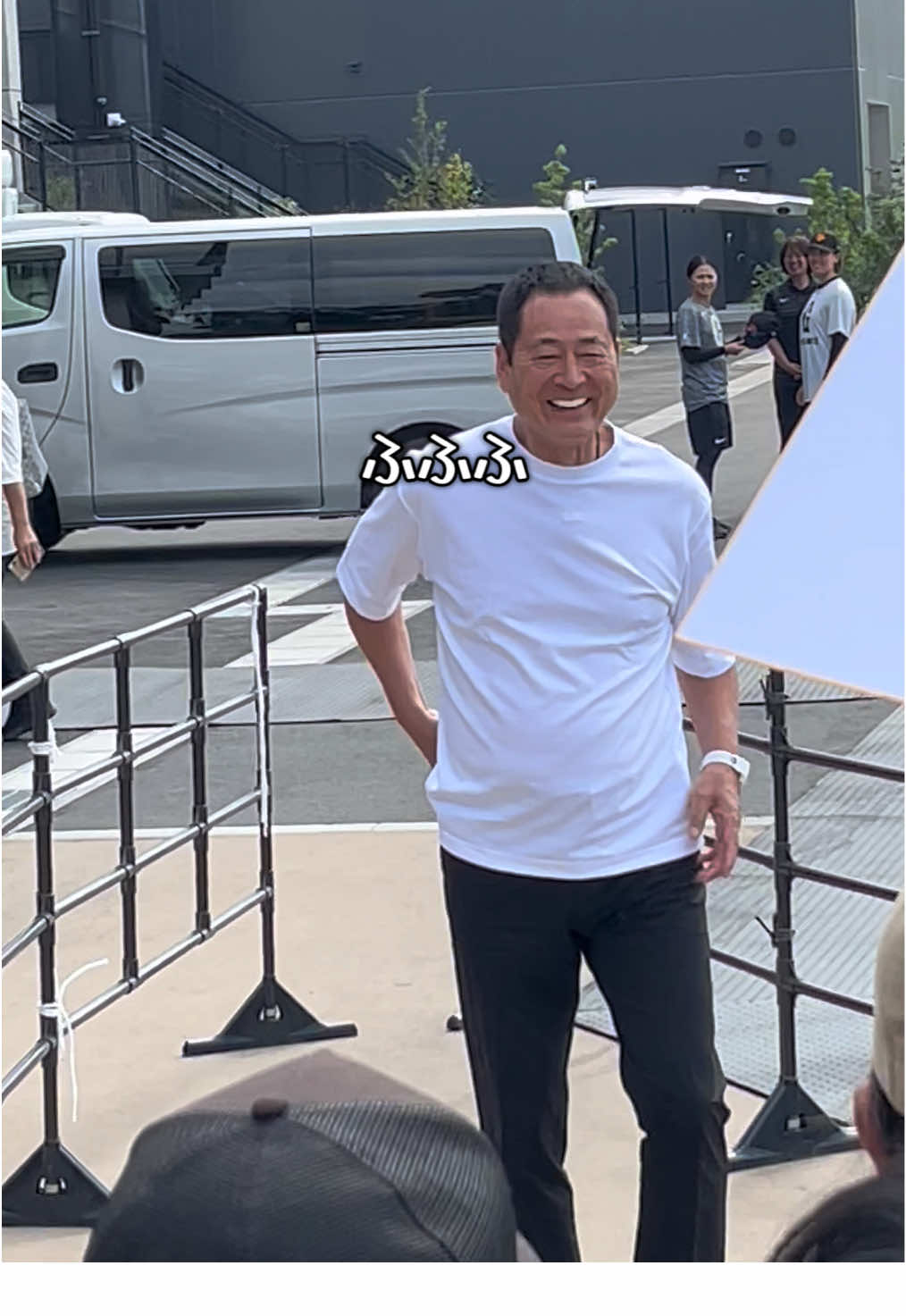 8月25日(月) ジャイアンツタウンスタジアム 開業記念交流試合🏟️ [巨人軍OB対ジャイアンツ女子] 試合前に中畑清さんがサイン会をしてくれました🥺 子供の頃テレビで見てた人なので童心にかえったような気持ちになりました😌 最高のファンサービスありがとうございました😊 まだまだ暑い日が続きますのでくれぐれもご自愛ください。 #ジャイアンツ #巨人 #プロ野球 #サイン 