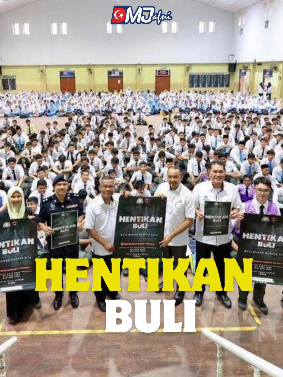 BULI BUKAN BUDAYA JOHOR Menjunjung titah DYAM Tunku Mahkota Ismail, Pemangku Sultan Johor, Kerajaan Negeri berpendirian tegas bahawa gejala buli tidak boleh dibiarkan berleluasa di negeri ini. Selaras dengan arahan YAB Dato  @Onn Hafiz Ghazi, Menteri Besar Johor, saya bersama warga SMK Bandar Putra menyertai Kempen Anti-Buli Negeri Johor yang diadakan serentak di seluruh Johor. Kempen ini adalah usaha menyeluruh agar setiap sekolah menjadi zon selamat untuk anak-anak membesar dengan keyakinan dan kasih sayang. Buli bukan sekadar salah laku kecil, tetapi satu perbuatan yang boleh menghancurkan masa depan. Mangsa boleh mengalami trauma seumur hidup, manakala pelaku pula berdepan tindakan disiplin dan undang-undang. Tiada ruang untuk kompromi terhadap pembuli di Negeri Johor. Kita mahu generasi muda yang berani bersaing dalam ilmu dan bakat, bukan yang menindas dan menyakiti rakan sendiri. Kepada anak-anak murid, gunakan usia remaja ini untuk menggali potensi akademik, sukan dan kepimpinan. Jangan gadaikan masa depan dengan perilaku membuli. Kepada mangsa buli pula, jangan takut untuk bersuara. Adukan segera kepada guru, pengetua atau pihak berwajib. Gunakan Hotline Aduan Buli 24 jam di talian 03-8884 9325 atau WhatsApp 014-800 9325. Untuk prasekolah dan tadika, Talian Kasih 15999 sedia membantu. Kerajaan Negeri Johor menegaskan bahawa pintu wakil rakyat dan agensi sentiasa terbuka bagi memberi perlindungan dan sokongan. Ini adalah tanggungjawab bersama  ibu bapa, guru, masyarakat dan kepimpinan untuk memastikan setiap anak Johor tidak dibiarkan menderita seorang diri. Johor mesti menjadi negeri yang maju bukan sahaja dari segi ekonomi, tetapi juga kaya dengan nilai kemanusiaan. Marilah kita bersama-sama buktikan bahawa Buli Bukan Budaya Johor. Lindungi diri, lindungi sahabat, hentikan buli! Demi masa depan anak-anak kita, demi Bangsa Johor yang bermaruah, dan demi negeri tercinta menuju MAJU JOHOR 2030. #HentikanBuli  #JohorSafeZone #MajuJohor #BangsaJohor #DMJafni    