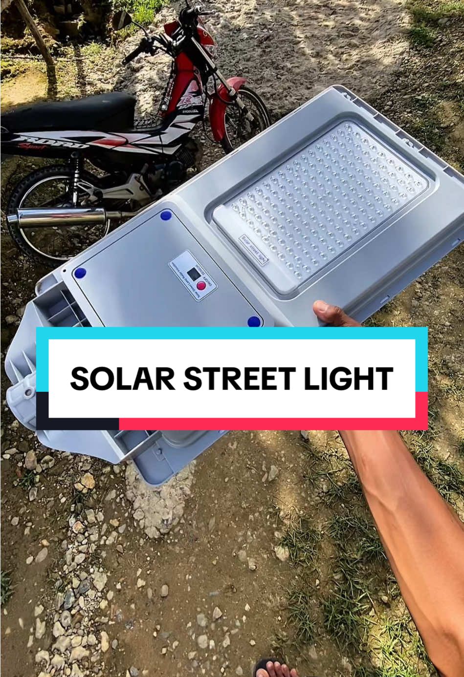 Check nyo tong Solar street light guys matagal malobat kaya magdamag. Auto on off narin. Pag umaga kusang nag ooff pag gabi kusang nag oon. Pwede rin icontrol gamit ang remote. #solarlight #solarlights #solaroutdoorlights 
