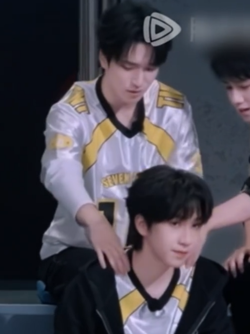 พี่เซียงนวดไหล่ให้เสี่ยวเฮ่อค่ะ เป็นธรรมชาติมาก🤭🐻🐰❤️ #yanhaoxiang #hejunlin #tuonglam #翔霖 #xianglin 