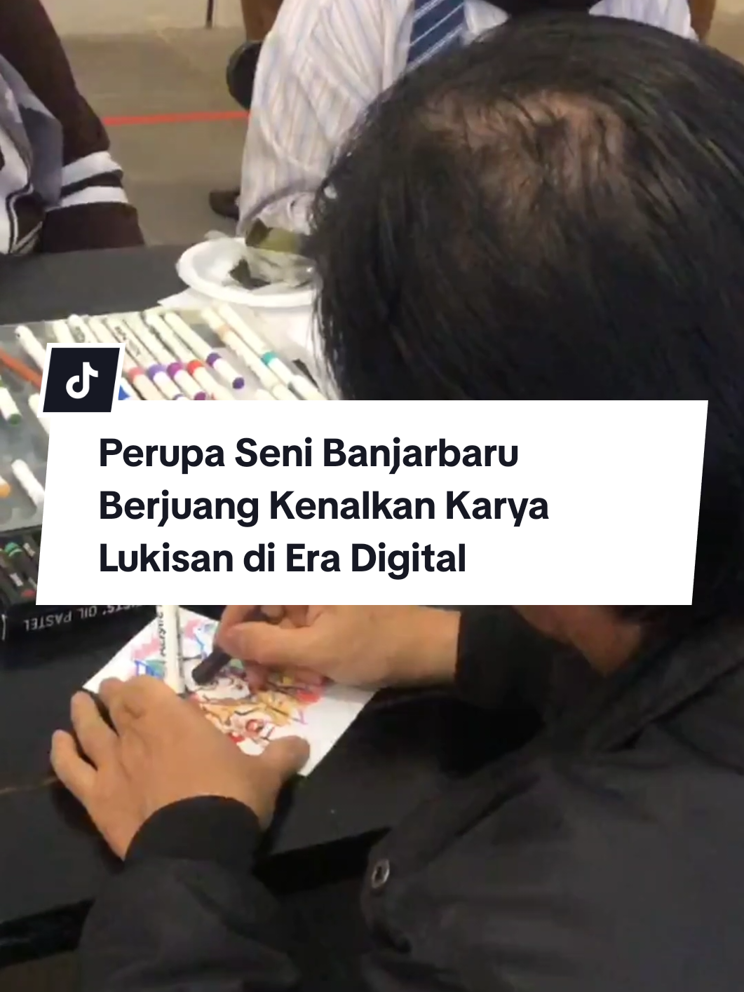 BANJARBARU - Tak ingin tergerus zaman, perupa seni dari Ikatan Pelukis Kalimantan Selatan (IPKS) Kota Banjarbaru berjuang memperkanalkan seni lukis kepada masyarakat luas. Mereka memajang karya para seniman pada Pameran Seni Warisan Budaya Tak Benda yang berlangsung di Kala Cafe Banjarbaru. Karya-karya lukis ini lahir dari berbagai tafsir langsung terhadap Warisan Budaya Tak Benda, dengan berbagai macam pesan dan aliran seni masing-masing. Misalnya mereka memperkenalkan budaya Bermain Panting, Wayang Banjar, Galuh Banjar dan Sasirangan, Tenun di Ujung Jari, Baksa Kembang hingga Balamut dan Betapuk Gendang melalui lukisan. Ketua Harian IKPS Kota Banjarbaru, Eko Budiono mengungkap, tiap-tiap pelukis dalam komunitas ini memiliki karakter yang berbeda-beda, aliran yang berbeda-beda. “Semua seniman lukis di sini mempunyai basic yaitu sketsa atau realis,” ungkap Ketua Harian IKPS Kota Banjarbaru, Eko Budiono, Senin (25/8/2025). Mereka yang awalnya menguasai basic menggambar dapat mencari jati dirinya untuk menemukan aliran yang dapat dibuat melalui sebuah bahasa rupa. IPKS Kota Banjarbaru memiliki sekretariat yang menjadi wadah bagi para perupa bertukar ilmu dengan melukis bersama. “Kebetulan kami punya sekretariat di Jalan PM Noor Banjarbaru, di sana ada teman-teman melukis bersama, kami saling tukar pendapat saling mengkritisi, belajarnya di situ,” jelas dia. Beberapa dari karya mereka telah terjual, namun tak dipungkiri masyaralat luas masih minim apresiasi terhadap seni lukis. “Oleh sebab kami berjuang mulai dari bawah untuk memperkenalkannya,” imbuhnya. Sejatinya IPKS terdapat di 13 kabupaten dan kota di Kalsel, salah satunya ada di Kota Banjarbaru. Berdiri sejak tahun 2016, IPKS Kota Banjarbaru sudah eksis berjalan sejak zaman kepemimpinan Wali Kota Banjarbaru Nadjmi Adhani. “Kami beranggotan 41 orang perupa, mulai dari anak-anak hingga yang tua di atas umur 60 tahun dengan latar belakang kehidupan mereka yang macam-macam. Ada yang murni pelukis, mural, dan penguasaan seni lainnya, seperti relief juga ada,” jelasnya. Adapun gelaran pameran Seni Warisan Budaya Tak Benda kali ini berkolaborasi dengan Art Production. Adhansatya Praja, Project Manager Art Production mengatakan, melalui ruang pameran ini pihaknya mencoba memamerkan karya-karya ini agar masyarakat tahu jika karya seni lukisan milik perupa asal Banjarbaru telah berkembang “Yang proper di Kota Banjarbaru untuk melaksanakan pameran seni rupa sementara ini saya nilai masih Kala Cafe, namun bisa saja kita mengadakan pameran di outdoor itu akan mengatur, memerlukan tenda yang benar-benar disiapkan untuk mengamankan karya-karya lukis,” jelas Project Manager Art Production, Adhansatya Praja menambahkan. Meski demikian akan jauh lebih baik jika Banjarbaru sebagai Ibu Kota Provinsi memilih tempat yang lebih profer untuk pameran seni rupa seperti ini. “Itu akan jauh lebih mudah dan lebih aman bagi karya karya para perupa yang menampilkan karya lukisnya di pameran,” tuntasnya. (Kanalkalimantan.com/wanda)