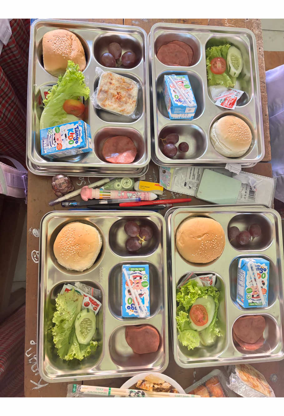 day-7 mbg smanda. Enak kok pak. Dan untuk tim masak MBG terimakasih karena menu nya unik dan sangat enak. Maaf jika ada kata kata yang menyinggung karna semua ini hanya bercandaan anak anak. mohon kebijakan dalam komentar dan pahami konsep vidio kami😄🙏🏻 #programmbg #ngapakcilacap #makanbergizigratis #sman2cilacap 