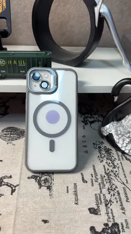 Diseñada con un marco protector para la cámara que también funciona como soporte versátil para tu teléfono. Esta funda ofrece una protección superior para la lente y una experiencia de visualización estable sin necesidad de usar las manos. Perfecta para uso diario, viajes o trabajo.#PhoneCase #Stand #PhoneCaseWithStand #iPhone #MustHaveGadget