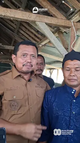 Bupati Sumedang menghadiri acara Penyerahan Bantuan Ternak Sapi kepada Kelompok Ternak Perkumpulan Darmaga Mukti Lestari di Desa Cikurubuk, Kecamatan Buahdua. Bantuan tersebut disalurkan oleh Pemerintah Provinsi Jawa Barat melalui Dinas Peternakan sebanyak 8 ekor sapi. . Bantuan ini diharapkan menjadi dorongan bagi kelompok ternak untuk terus meningkatkan jumlah populasi sapi yang dimiliki. Dengan pengelolaan yang baik, keberadaan bantuan tersebut diyakini dapat memberikan dampak positif terhadap perkembangan sektor peternakan sekaligus meningkatkan perekonomian masyarakat.