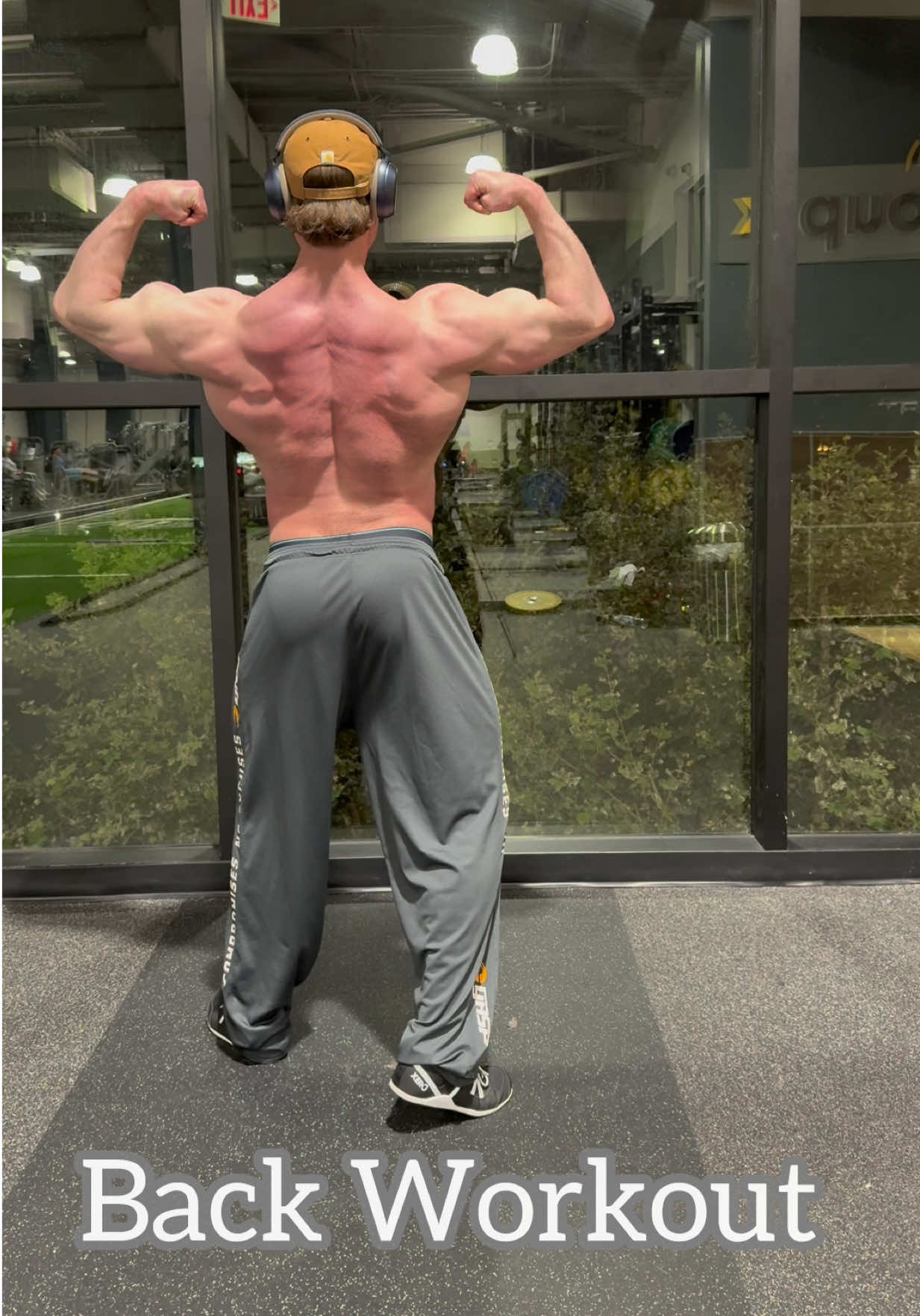 Full back workout went like this 😝 1. SA PULLDOWN 2. CABLE PULLOVER  3. T BAR ROW  4. SMITH ROW I did two working sets for each exercise and kept the rep range between 8 to 12 for each working set.  Code ITSLAWRENCEMURPHY 👇🏻 My supplements  @Evogen @Hany Rambod  My Gym Gear  @official.gasp @officialbetterbodies  My food  @MegaFitMeals  #backworkout #classicphysique #ifbb