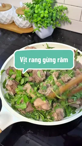 Vịt rang gừng răm các bác đã thử bao giờ chưa ? Chồng em khai sáng cho em món này đấy. Công nhận ngon đỉnh #mesausoc #vitranggungram #monngon #xh