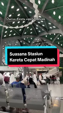 Suasana Stasiun Kereta Cepat Madinah.. jamaah Umroh Arminareka pada saat menunggu di stasiun. #umrohvvip #umrah1447H #makkah #fypシ゚ #armina 