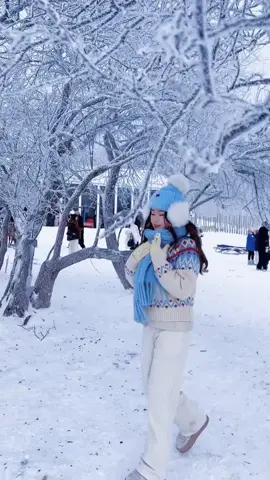 คุณเคยฝันว่าจะก้าวเข้าไปในโลกเทพนิยายไหม? ฤดูหนาวที่ หมู่บ้านหิมะฮาร์บิน (哈尔滨雪乡) ปกคลุมด้วยหิมะหนา หลังคาบ้าน ต้นไม้ และถนน ทั้งหมดเหมือนโรยน้ำตาลขาว คุณสามารถขี่มอเตอร์ไซค์หิมะ ข้ามทุ่งหิมะ หรือสัมผัสวัฒนธรรมหิมะแบบตะวันออกเฉียงเหนือในบ้านหิมะ ดื่มนมอุ่น ๆ และลิ้มรสอาหารพื้นเมือง กลางคืน ท้องฟ้าเต็มไปด้วยดวงดาวและแสงสะท้อนบนหิมะ เหมือนอยู่ในโลกเทพนิยายบนหิมะ มา 雪乡 สัมผัสความโรแมนติกหน้าหนาวที่ไม่เคยมีมาก่อน#ฮาร์บิน #ฮาร์บิน#เล่นหิมะ #China #chinatravel #traveltiktok #chinatiktok #tiktokindia #chinatrip #tiktokchina🇨🇳 #trip #fpy #tiktokviral #tiktoktrip #tiktok 