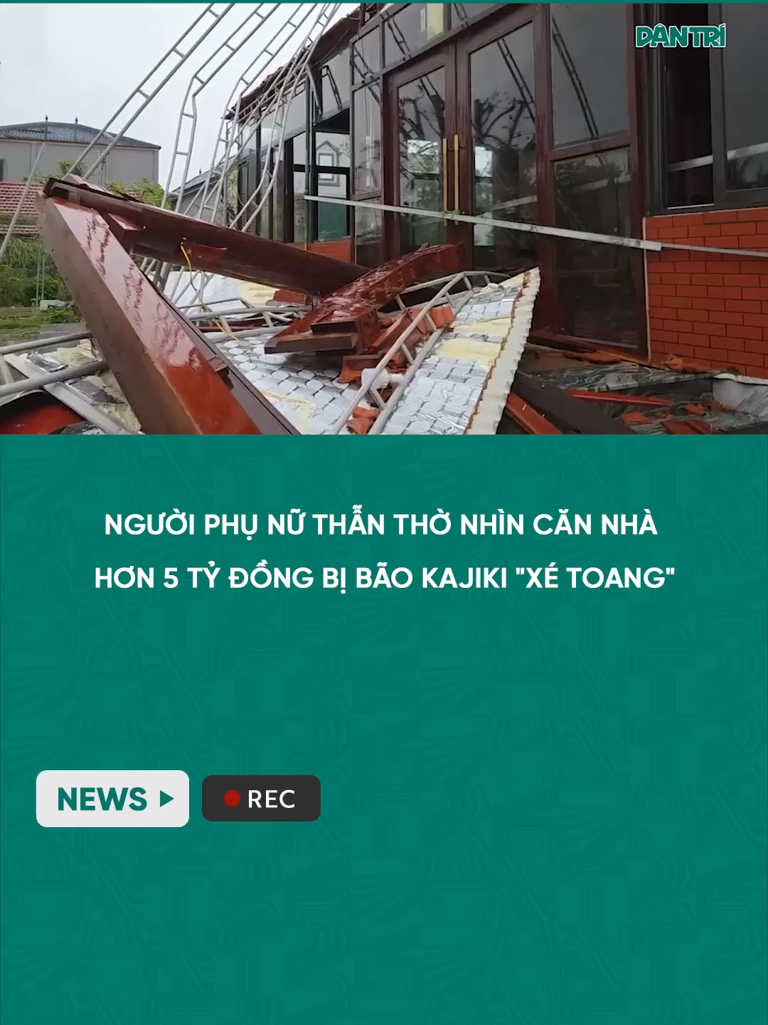 Người phụ nữ thẫn thờ nhìn căn nhà hơn 5 tỷ đồng bị bão Kajiki 