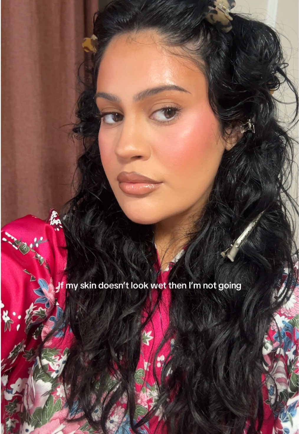 I can’t describe it but the perfect mixture of a “flawless” glam and Dewy/ wet skin. #makeup #makeuptok #glowingskin #fullcoverage #makeuptransformation 