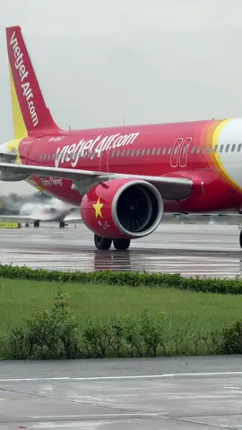 Mùa mưa trên sân đỗ🌧️ #airbus #boeing #a321 #b787 #vietnamairlines 