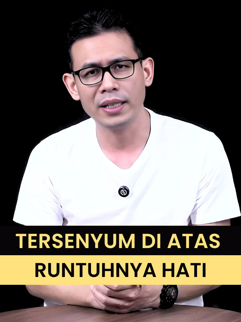 “Tersenyum di Atas Runtuhnya Hati”✨ Berapa banyak cerita… yang kamu kubur dalam diam karena takut tak diterima? Ada momen di mana kamu ingin bercerita… tapi bibirmu terdiam. Bukan karena tidak ada teman. Tapi karena hatimu sudah terlalu sering tidak dipercaya. Kamu pernah mencoba jujur—namun jawaban mereka justru membuatmu semakin ingin bungkam. Akhirnya, kamu belajar tersenyum… meski hatimu retak. Kamu tetap menguatkan orang lain, bahkan ketika kakimu sendiri nyaris tak sanggup berdiri. 🌧️ Tapi dengar ini baik-baik… Kamu tidak gagal hanya karena merasa lelah. Kamu tidak lemah hanya karena ingin berhenti sejenak. Kamu manusia. Dan manusia… berhak dipeluk tanpa ditanya, berhak dimengerti tanpa harus menjelaskan. 🌿 Hari ini, aku ingin kamu tahu… Kamu sudah melangkah sejauh ini dengan hati yang tetap tulus. Itu… sudah luar biasa. Peluklah dirimu, dan bisikkan ini perlahan: “Terima kasih diriku, sudah bertahan sejauh ini. Aku melihatmu. Dan Aku menghargaimu.” ✨ Itu… sudah cukup. Salam penuh kesadaran, [Coach Yanto] 🧘‍♂️ Hidup lebih mindful & bermakna! Gabung channel Youtube Coach Yanto, untuk mengakses konten eksklusif ! #PelukDirimu #KuatMeskiRetak #HargaiDirimuSendiri #LelahItuManusiawi #TersenyumDalamLuka #coachyanto #mindmasterystrategist #motivasi #inspirasi #kebaikan #viral #shorts #viralreelsシ #fypシ゚viralシ #videomotivasi #reels #videorells