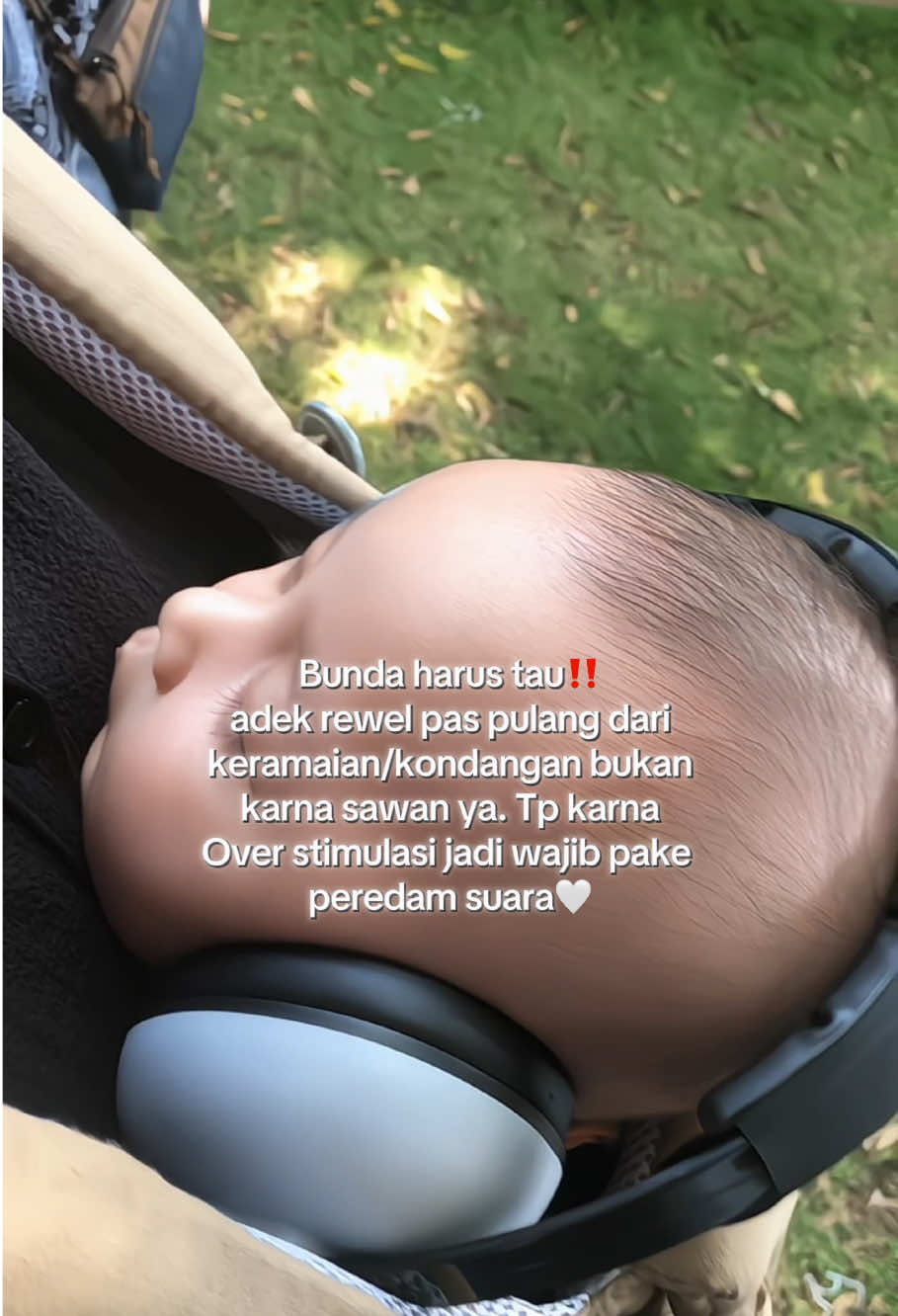 bener-bener penting bgt pake earmuff bt bayi😭  #peredamsuara #earmuff #earmuffbayi 