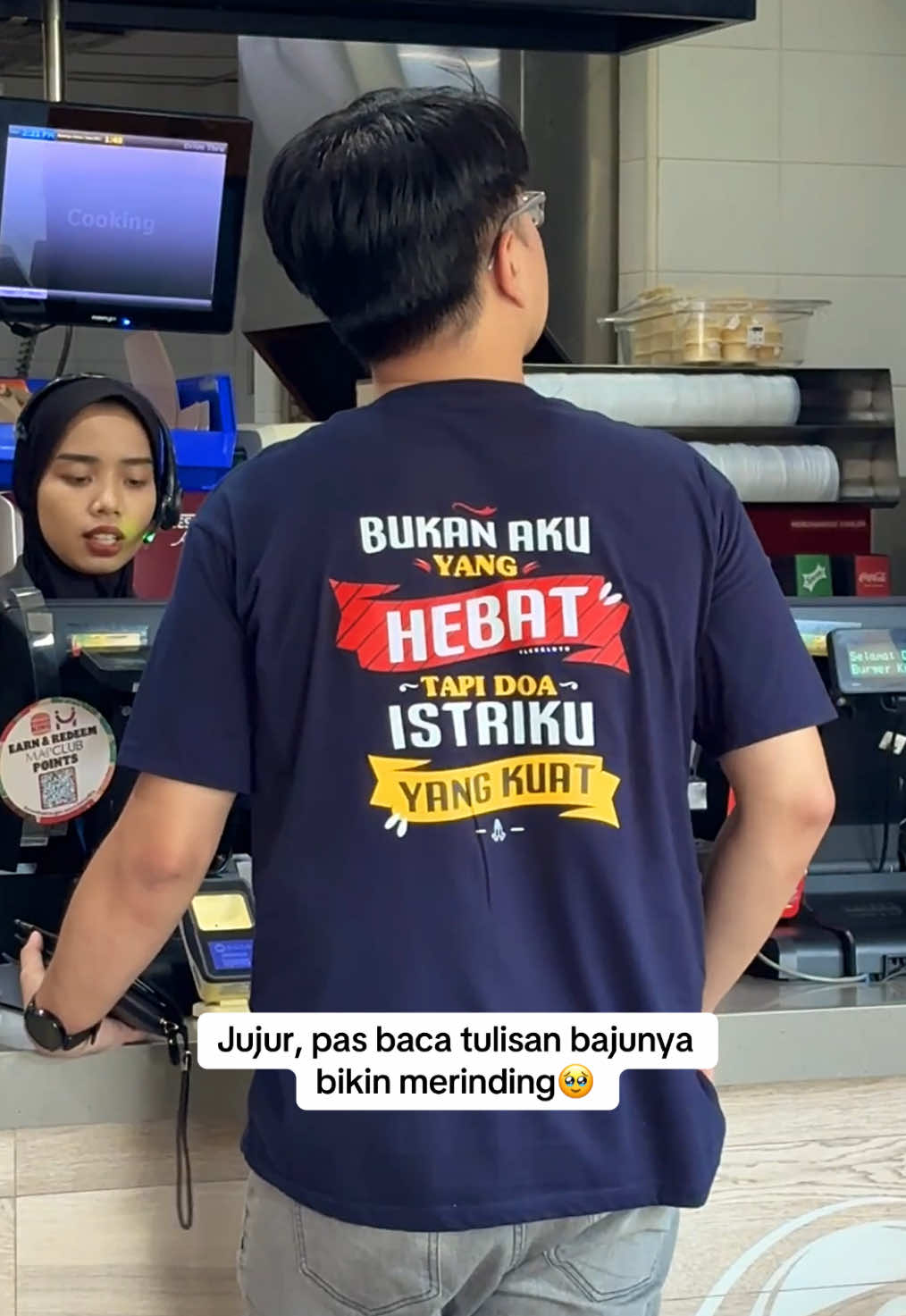 Rahasianya apa sih biar suami bangga pake baju ginian?☺️ #kaosviral #doaistri #kaoskatakata 