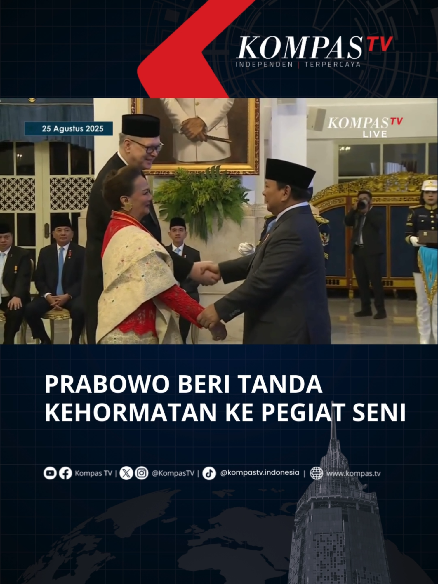 Presiden Prabowo Subianto memberikan bintang tanda jasa kepada 141 tokoh di Istana Negara, Jakarta, Senin (25/8/2025). Sebanyak 14 orang dari seniman juga menerima bintang tanda jasa dari Prabowo, di antaranya almarhumah Titiek Puspa, Sulaiman Mihardja (Jaja Miharja), hingga Christine Natalia Hakim. Simak lengkapnya di tayangan berikut! Tuliskan komentarmu dan dapatkan berita terkini lainnya di www.kompas.tv serta youtube.com/kompastv #TikTokBerita