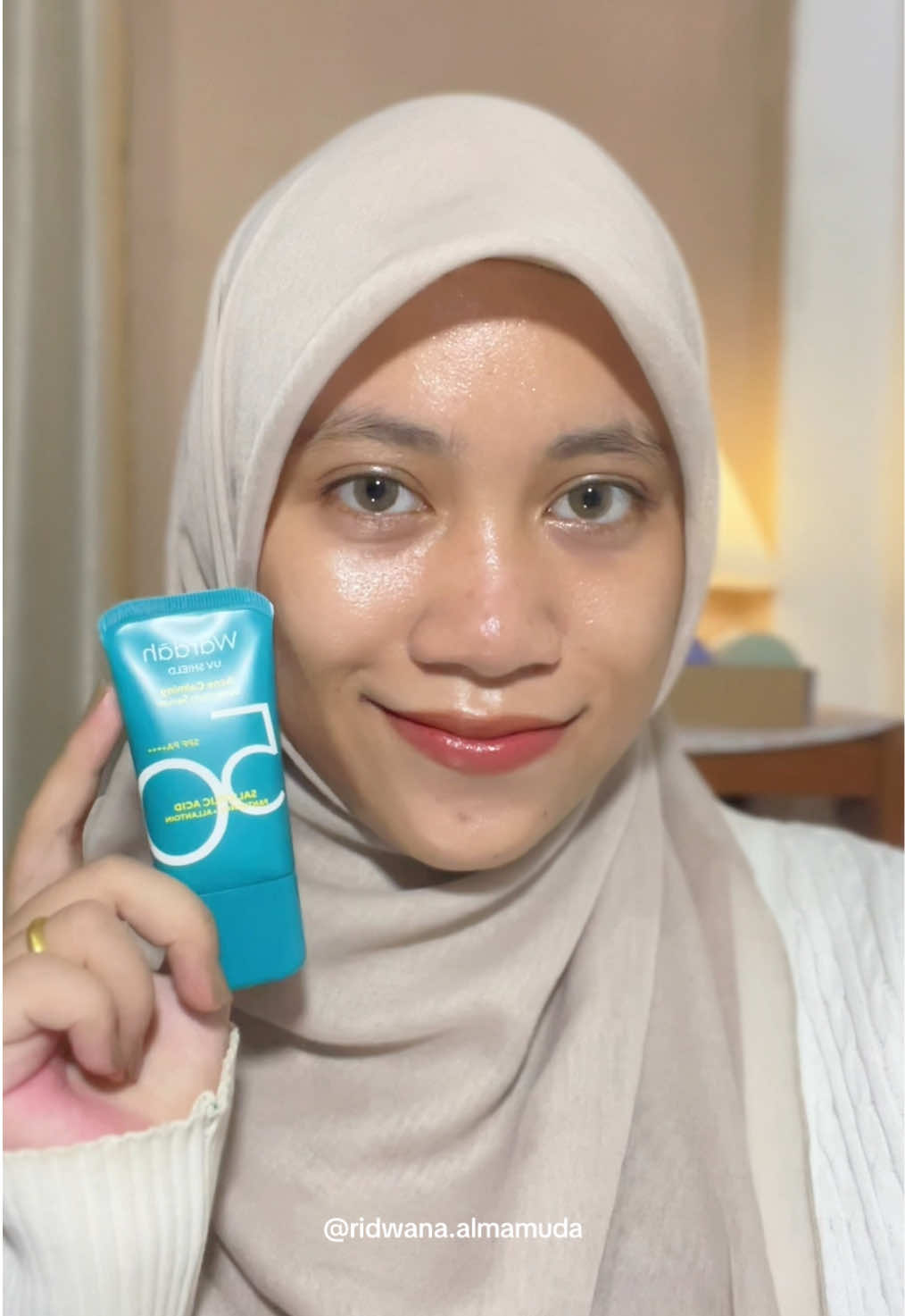 solusi untuk acne prone skin yang bingung mau pake sunscreen apa, bolehh bgt nih cobain acne calming sunscreen wardah😍✨ #wardahsunscreenoftheyear #wardahsunscreenbaru2025 #sunscreenringantransparant #sunscreenviral #wardahsotyreview #fyp 
