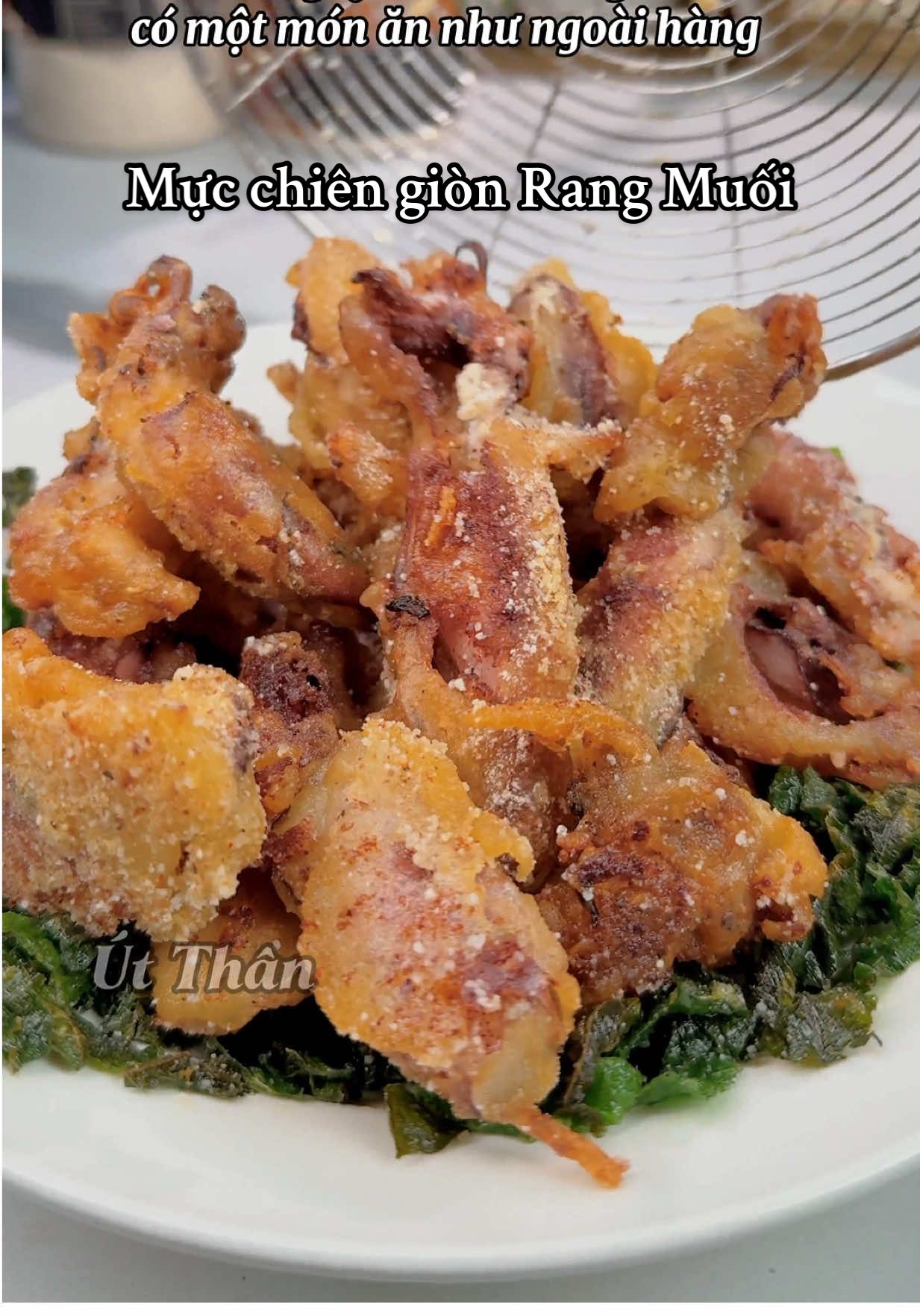Mực rang muối thơm lừng, chấm chút tương ớt thôi là hết sẩy. #mucrangmuoi #comnha #amthucviet #monngonmoingay #buphuongamthuc