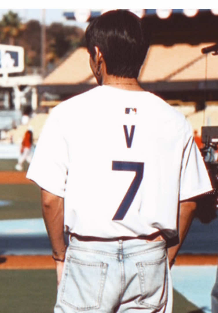 PITCHER V WILL GO DOWN IN HISTORY 🔥         #taehyung #taehyung_bts #taehyungedit #kimtaehyung #viral #vbts #vedit #bts #btsarmy #army #kpop #btsedit #fyp #foryou #aftereffects #edit #taehyung_v #vbtsarmy #dodgerstadium #dodgers #ladodgers #baseball 