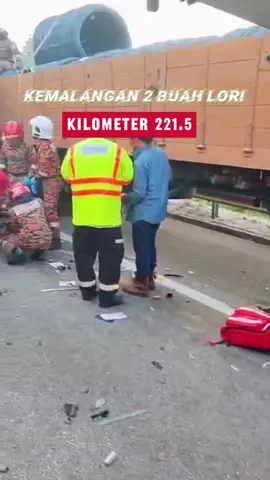 KEMALANGAN JALAN RAYA melibatkan 2 buah lori di LPT kilometer 221.5 menghala ke kuantan. salam takziah buat keluarga semoga dipermudahkn segala urusan #fypviralシ 