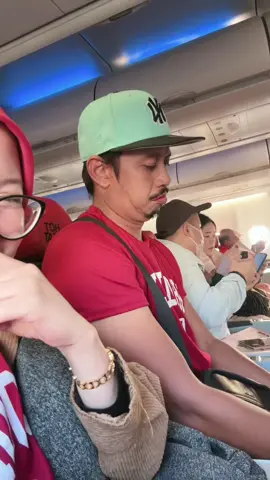 ada lagi video dlm flight rupanya.. korang tengoklaa.. 😬 @shah_ynwa 🇲🇾🇲🇨 #zielabasah #abangviralairasia #airasia #melatah #lawak 